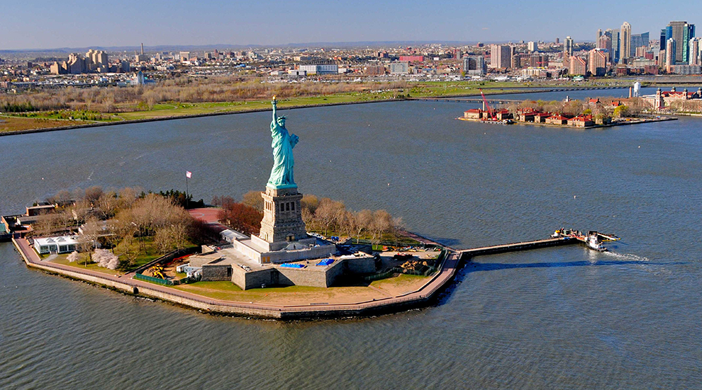 https://d3r8gwkgo0io6y.cloudfront.net/upload/statue of liberty and liberty island.jpg